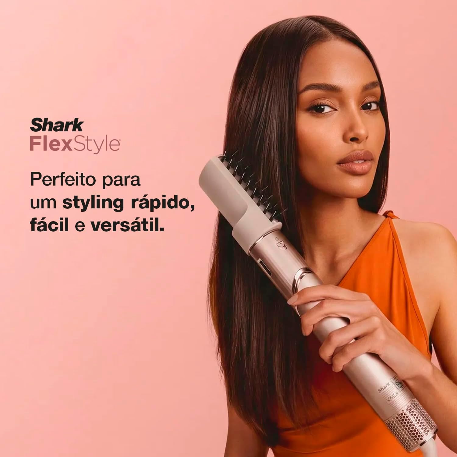 Mostra o produto aplicado na rotina, reforçando a usabilidade para secar e modelar com praticidade.