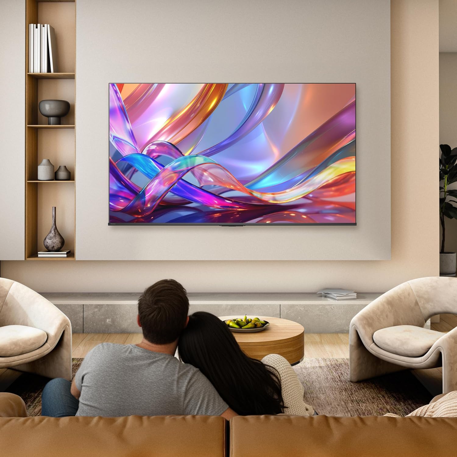 Mostra como a TV se comporta no ambiente real e ajuda a comunicar tamanho e imersão.