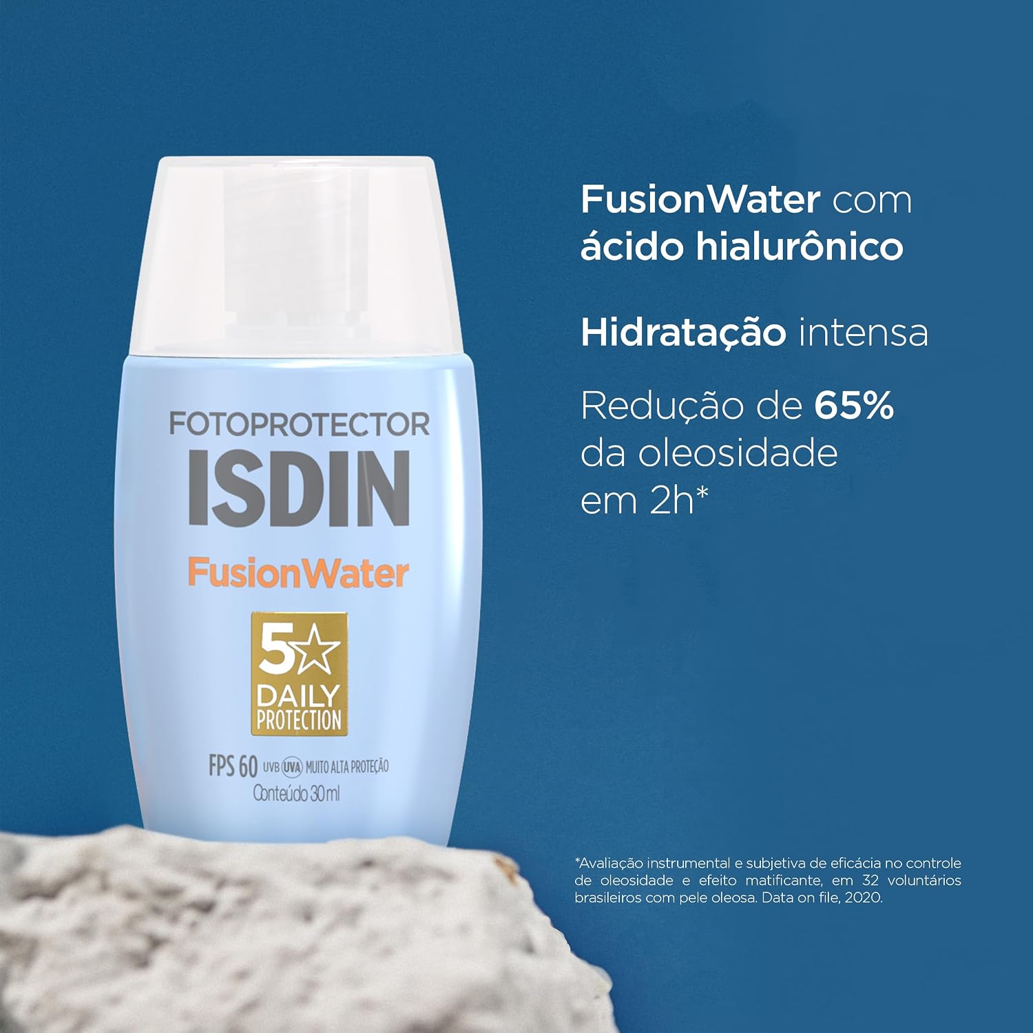 Mostra como o produto é pequeno e portátil, reforçando praticidade de uso e transporte.