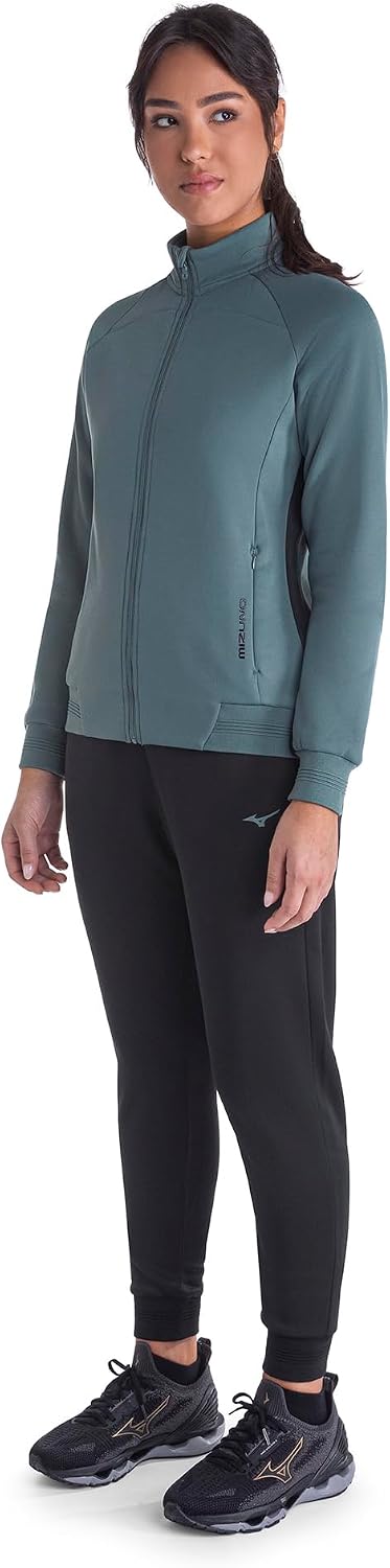 Destaca a modelagem, proporção do conjunto e como a peça veste no corpo de forma mais próxima da realidade.