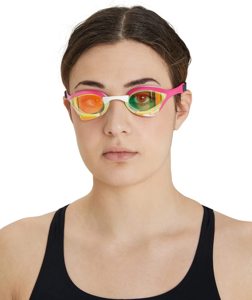 Ajuda a destacar acabamento, curvatura das lentes e construção visual do óculos.