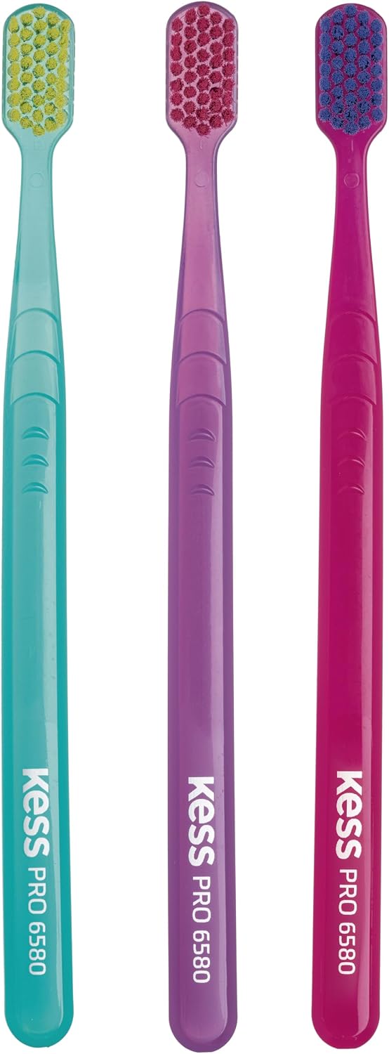 Ajuda a mostrar a ergonomia do cabo e o desenho da cabeça, pontos relevantes para conforto e alcance na escovação.