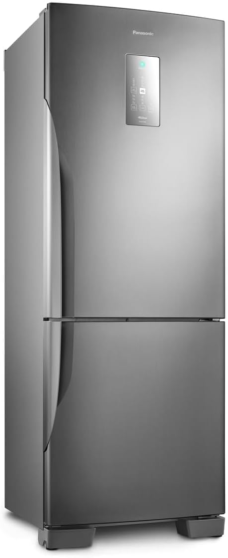 Evidencia a área refrigerada, prateleiras e capacidade de armazenamento para itens do dia a dia.