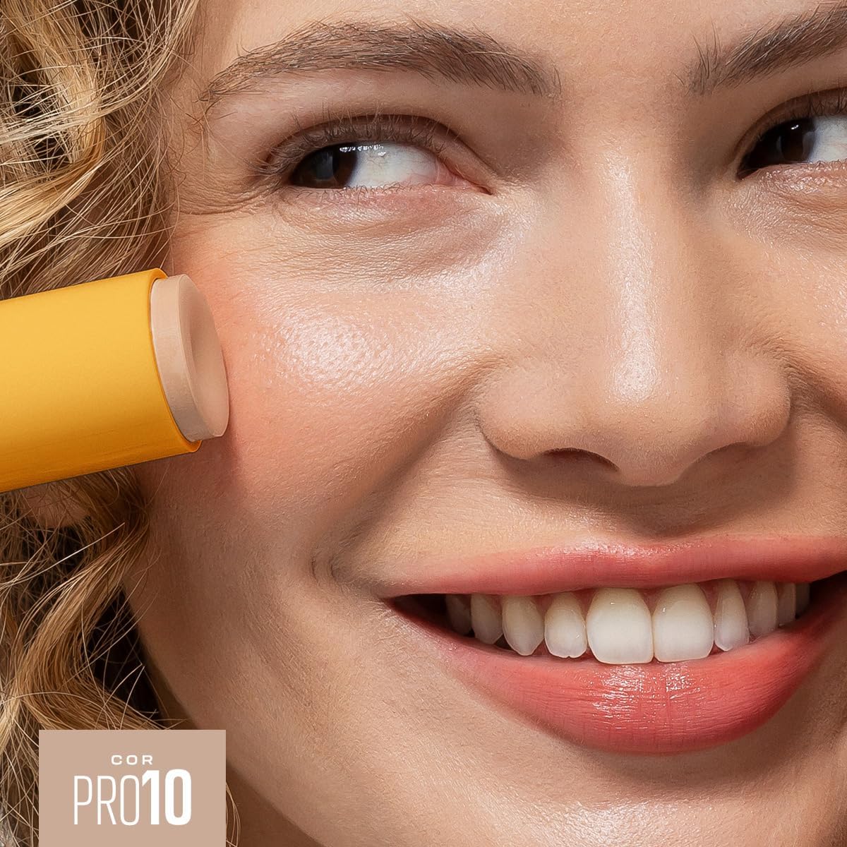 Destaca o formato prático em bastão e o tamanho compacto, útil para mostrar portabilidade e aplicação rápida.