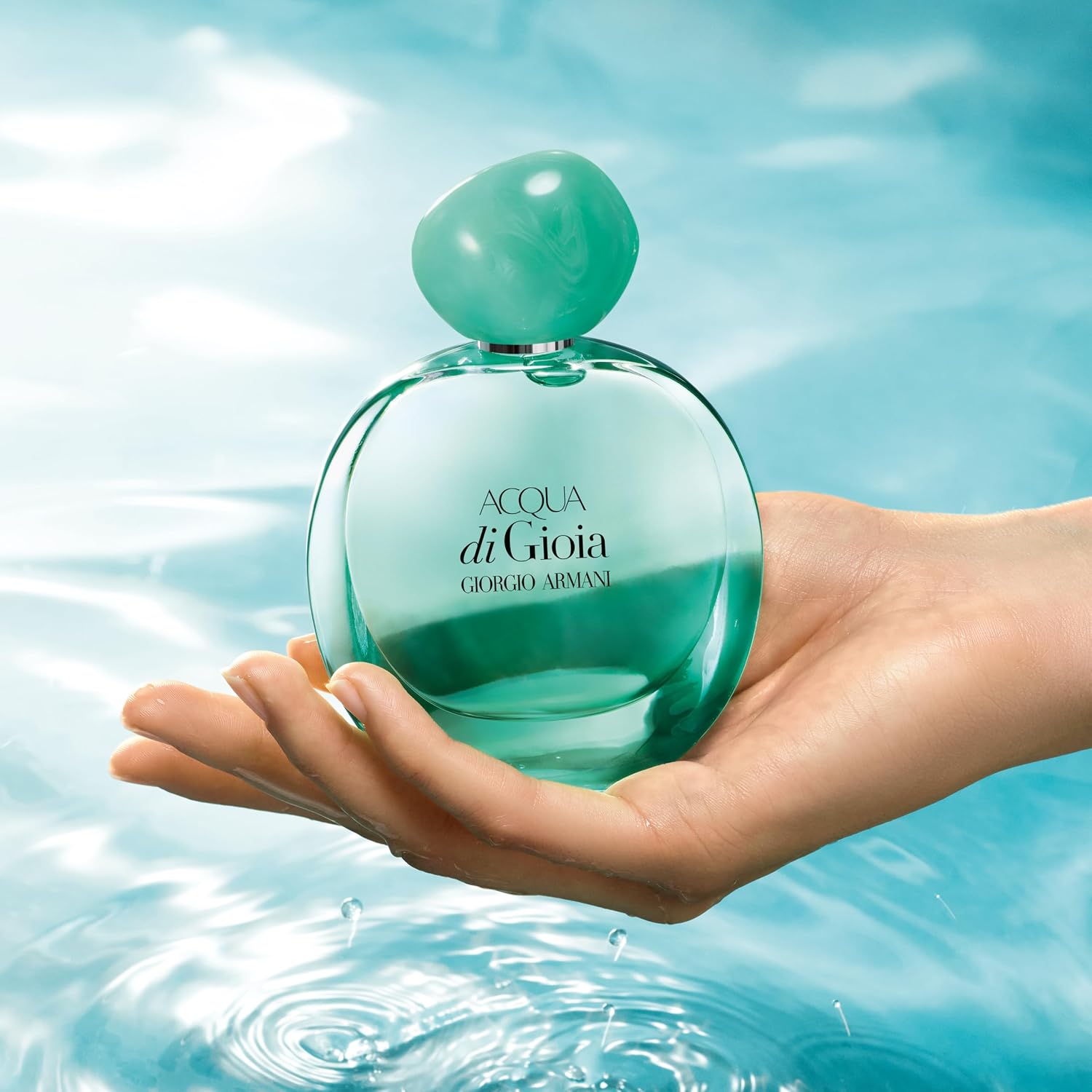 Mostra o perfume como item de rotina e de presença pessoal, não apenas como frasco isolado.
