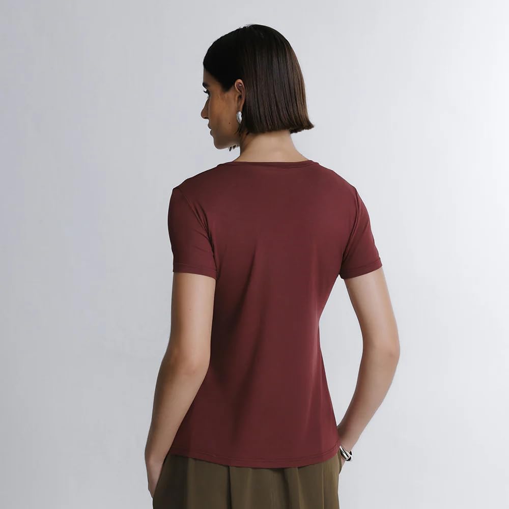 Mostra proporção da peça e como ela se comporta no corpo em perfil.