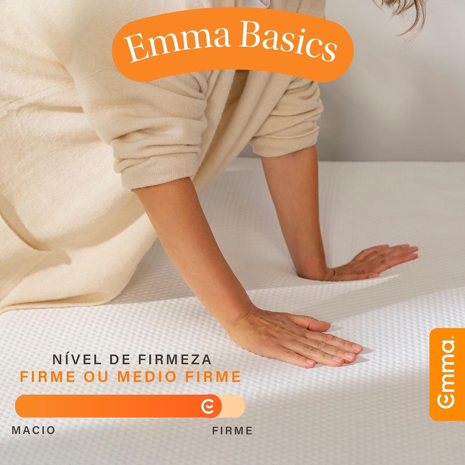 Mostra como o colchão fica no uso real e ajuda o leitor a visualizar o produto no ambiente de casa.
