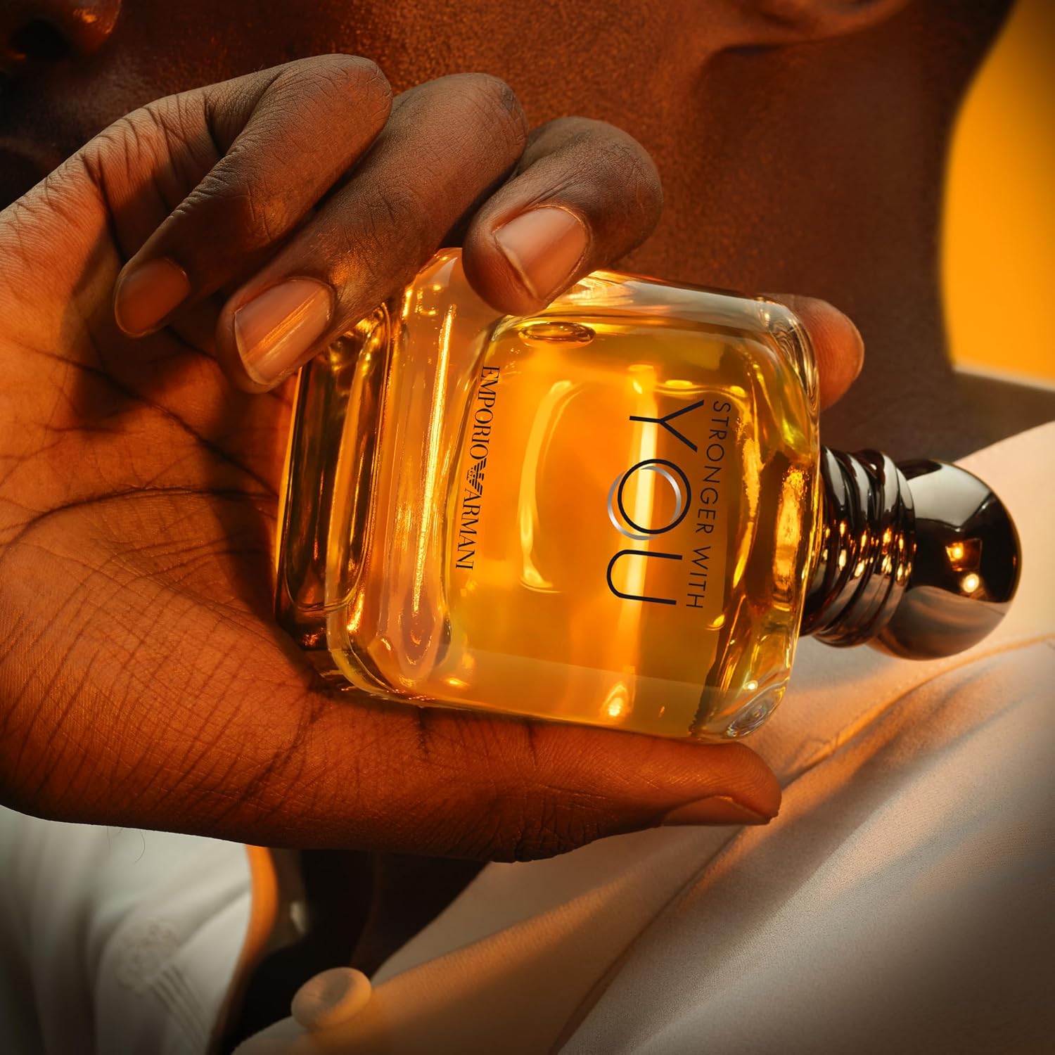Ajuda a conectar o perfume ao momento de uso e à proposta de presença marcante.