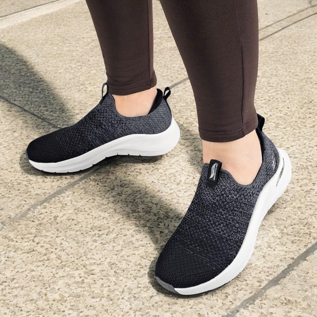 Evidencia o efeito Stretch Fit e a proposta de calce tipo meia, importante para percepção de conforto.