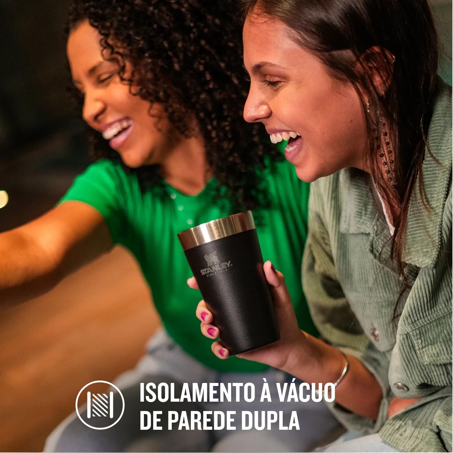 Mostra como o produto se comporta fora do fundo branco, reforçando utilidade prática.