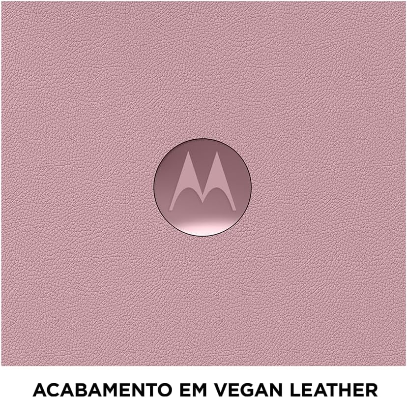 Mostra o aparelho em cenário mais realista, reforçando tela e experiência visual.