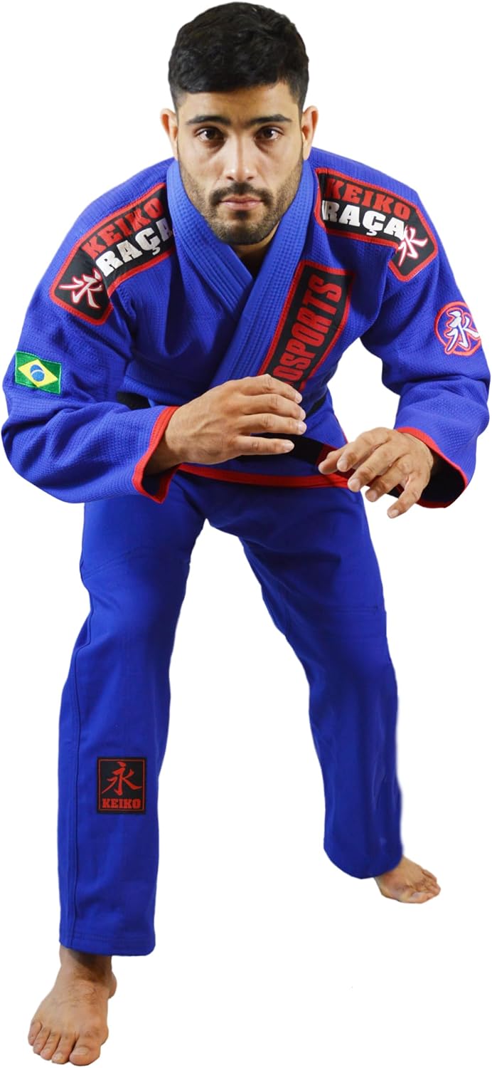 Evidencia a gramatura alta, a textura do tecido trançado e a sensação de robustez do kimono.