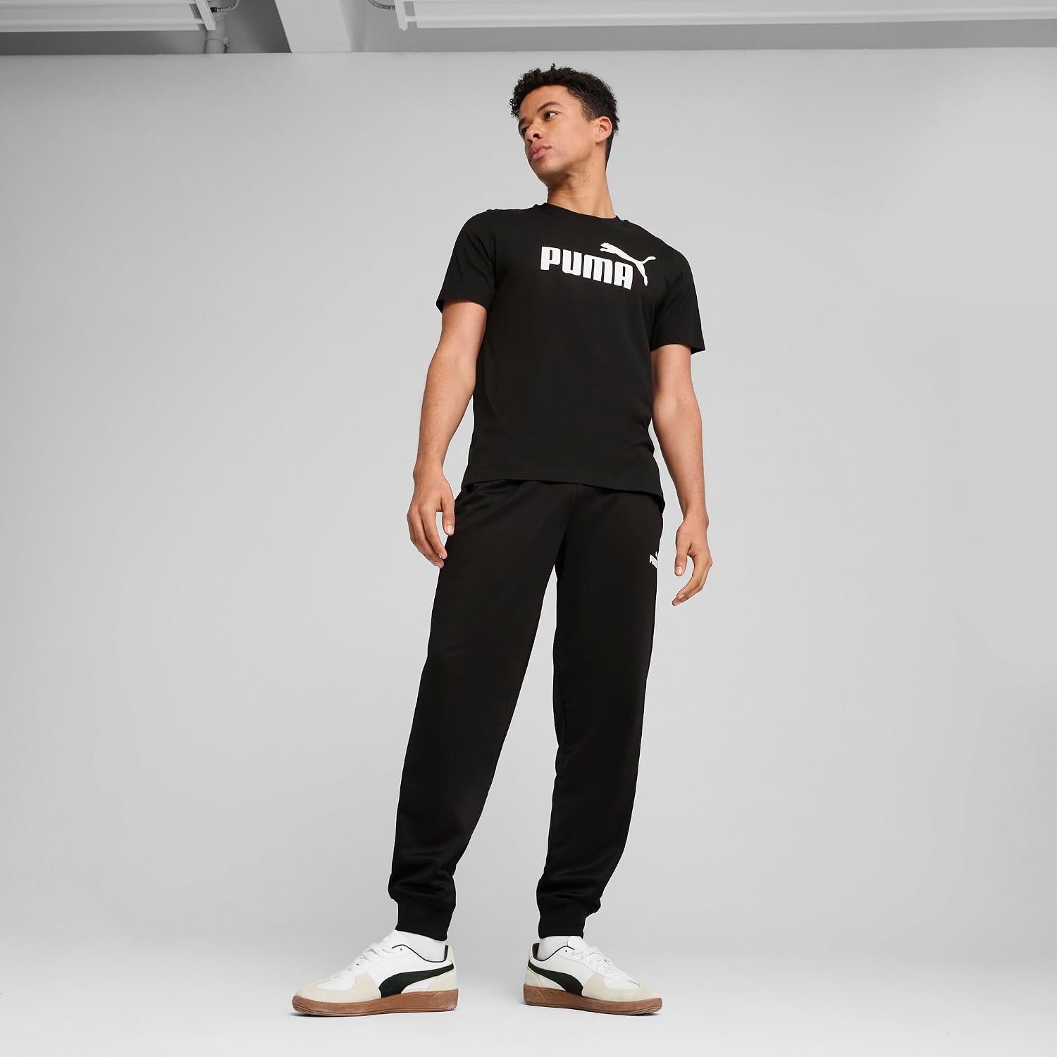 Destaca como a peça funciona em looks urbanos e casuais.