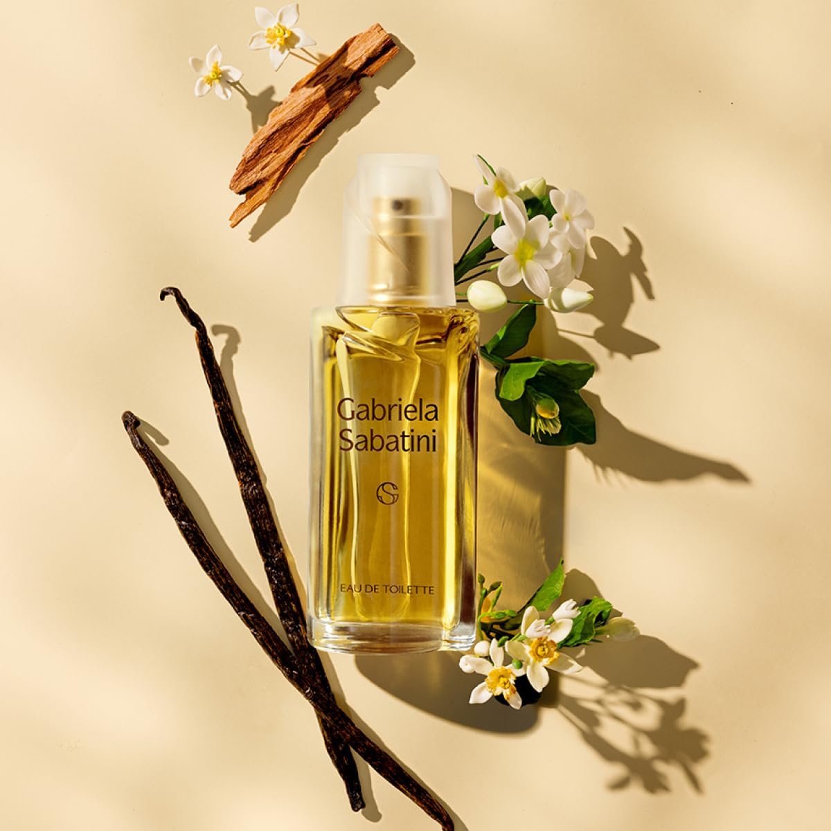 Reforça o contexto de uso e a proposta feminina da fragrância.