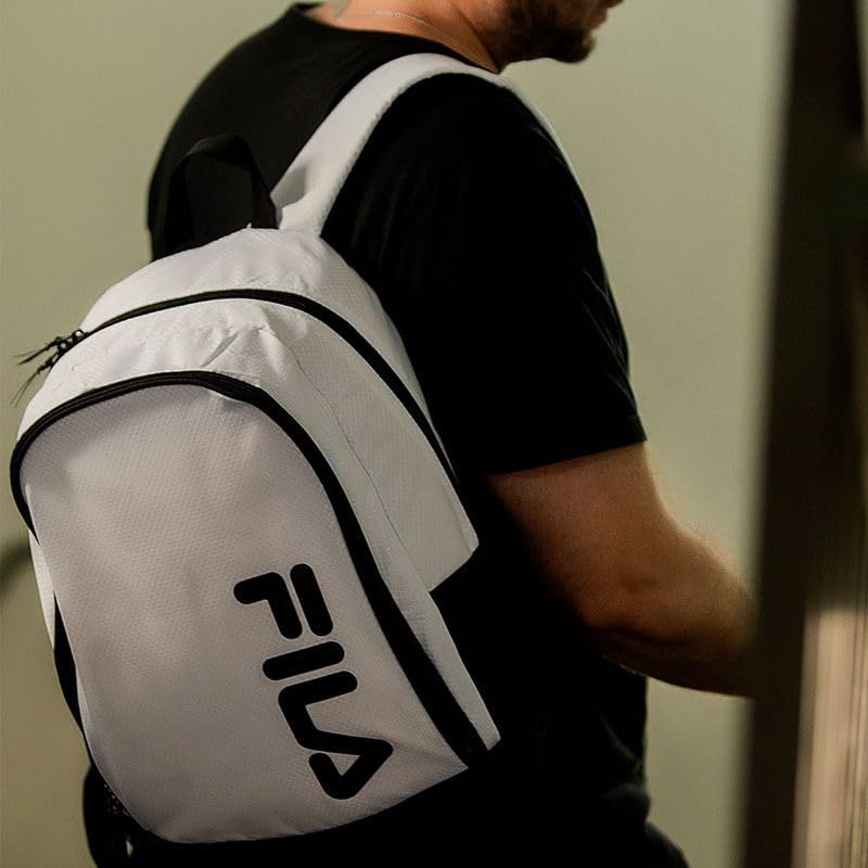 Destaca como a mochila fica no corpo e ajuda o leitor a perceber porte, caimento e praticidade de uso.