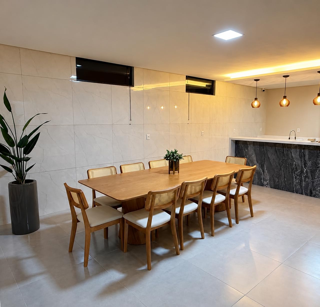 Evidencia a aplicação em sala de jantar e a harmonia com decoração contemporânea.