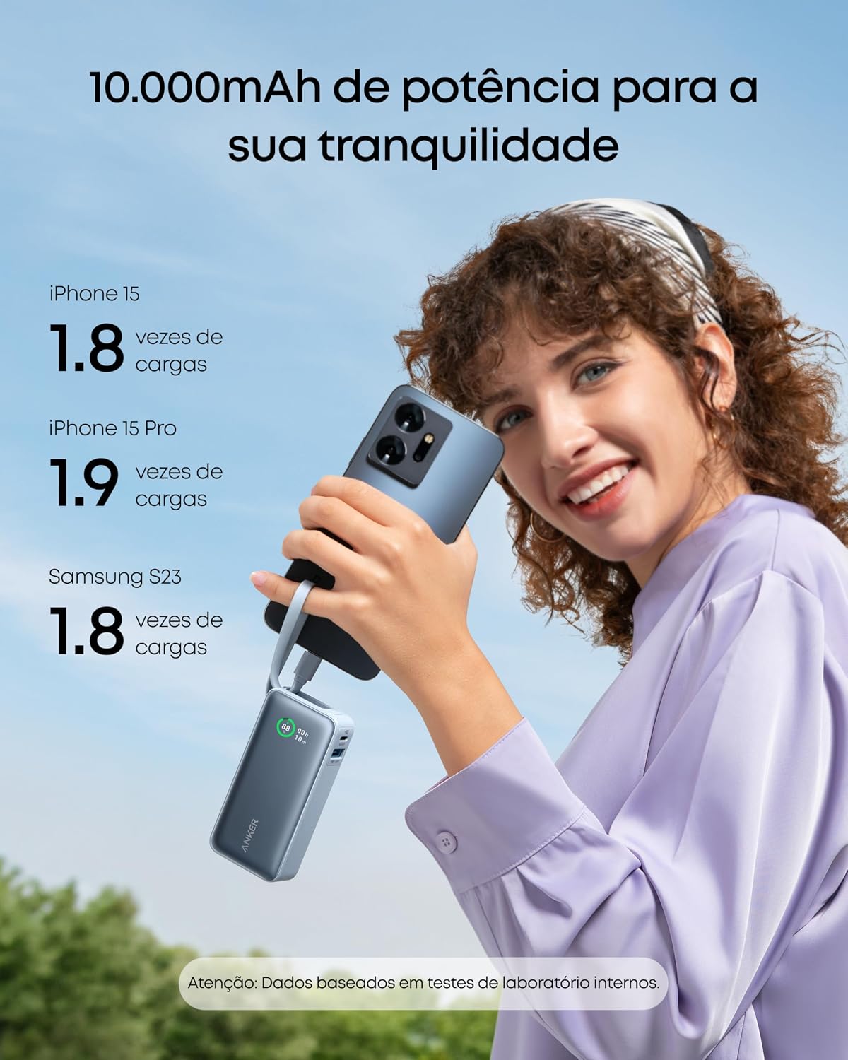Mostra o valor de uso real do cabo embutido e a conveniência de recarregar sem levar acessórios extras.