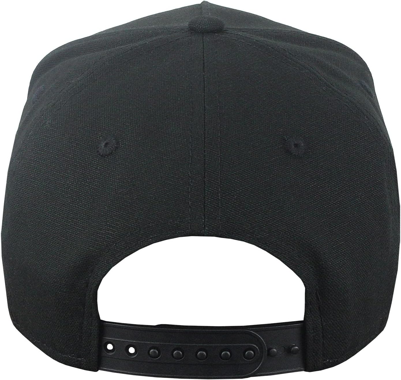 Destaca o acabamento do bordado, um dos principais pontos de avaliação de um boné licenciado.