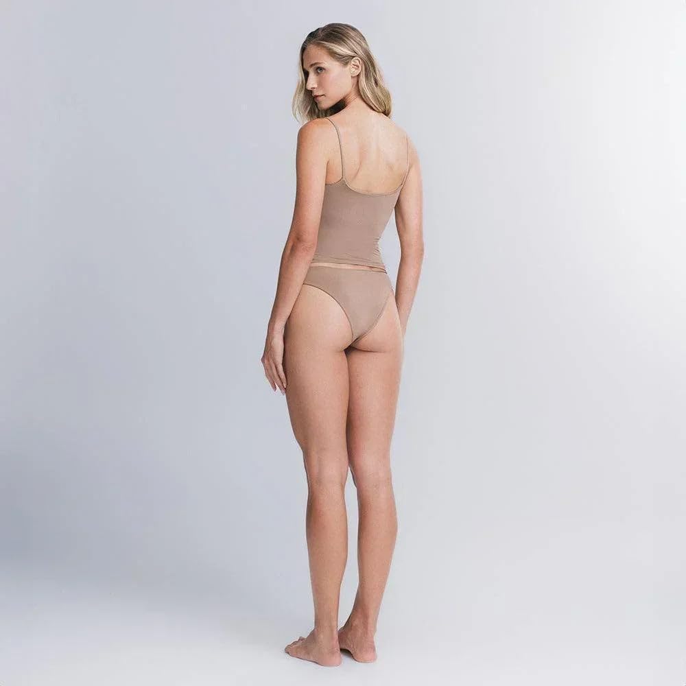 Favorece a análise do material, das costuras e do acabamento percebido.