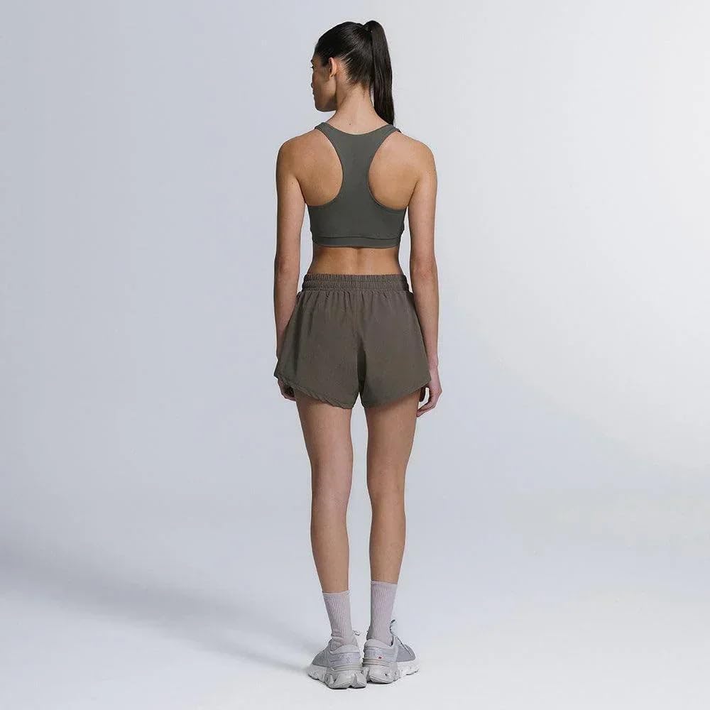 Ajuda a evidenciar conforto, mobilidade e como o shorts se comporta em uso real.