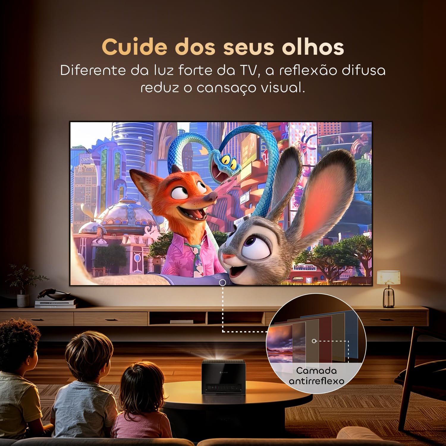 Sintetiza a proposta do produto como solução completa de home cinema com projetor e tela dedicados.