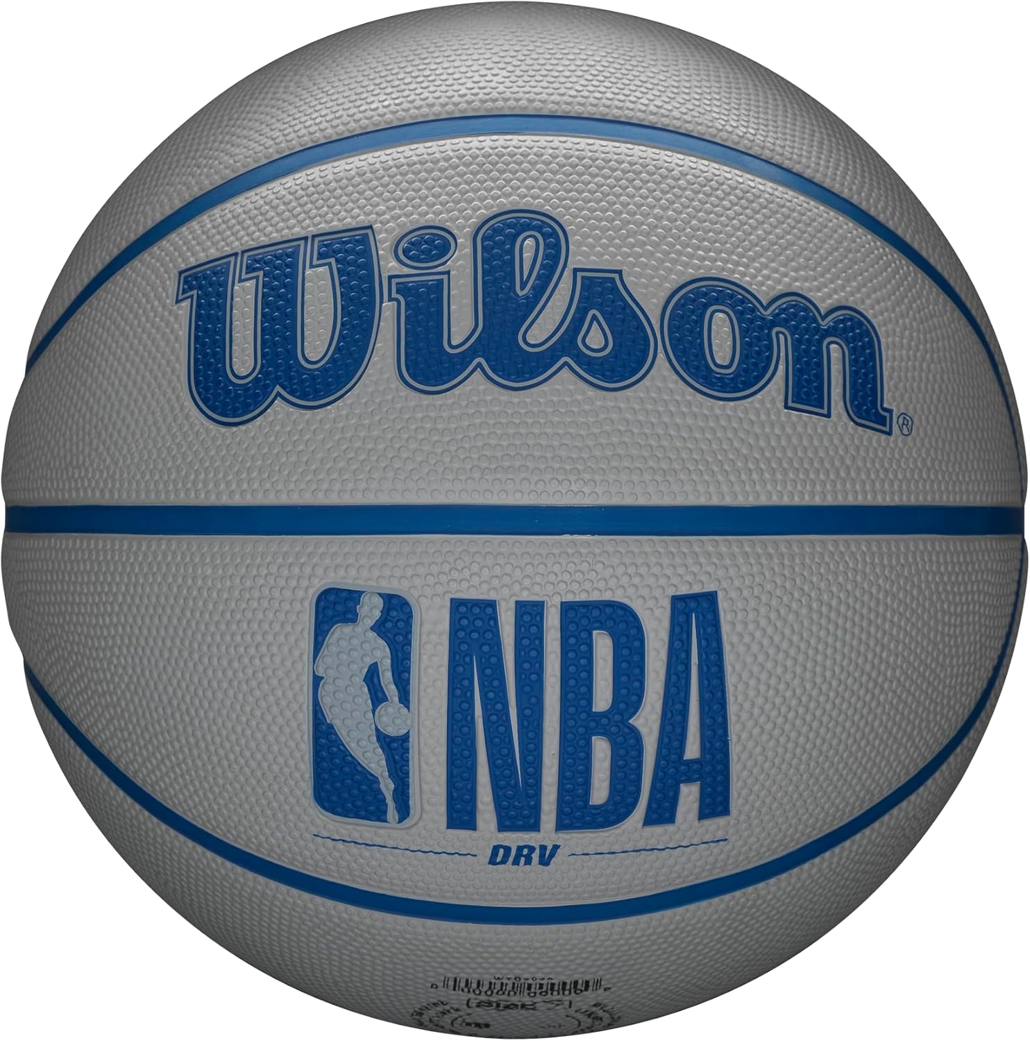 Apresenta o produto completo, a cor da variante e a identidade visual da linha NBA/Wilson.