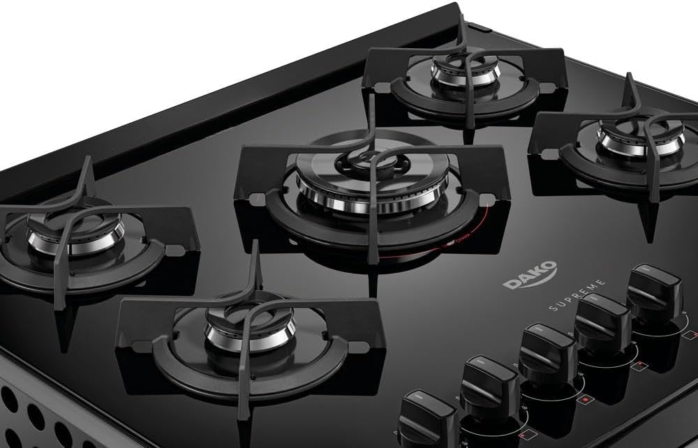 Destaca acabamento, controles por puxador e facilidade de limpeza da superfície.