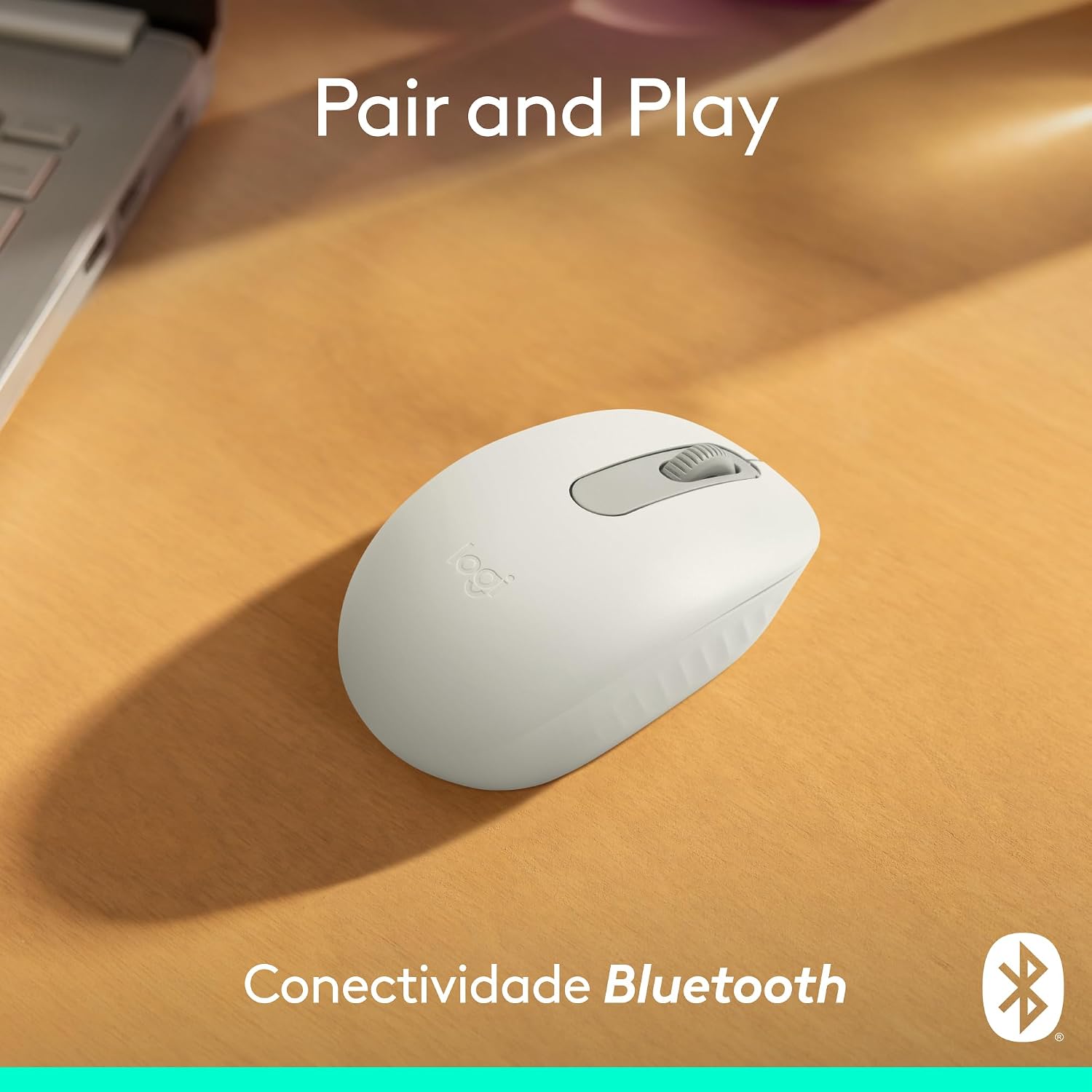 Mostra o formato confortável e a espessura compacta do mouse.