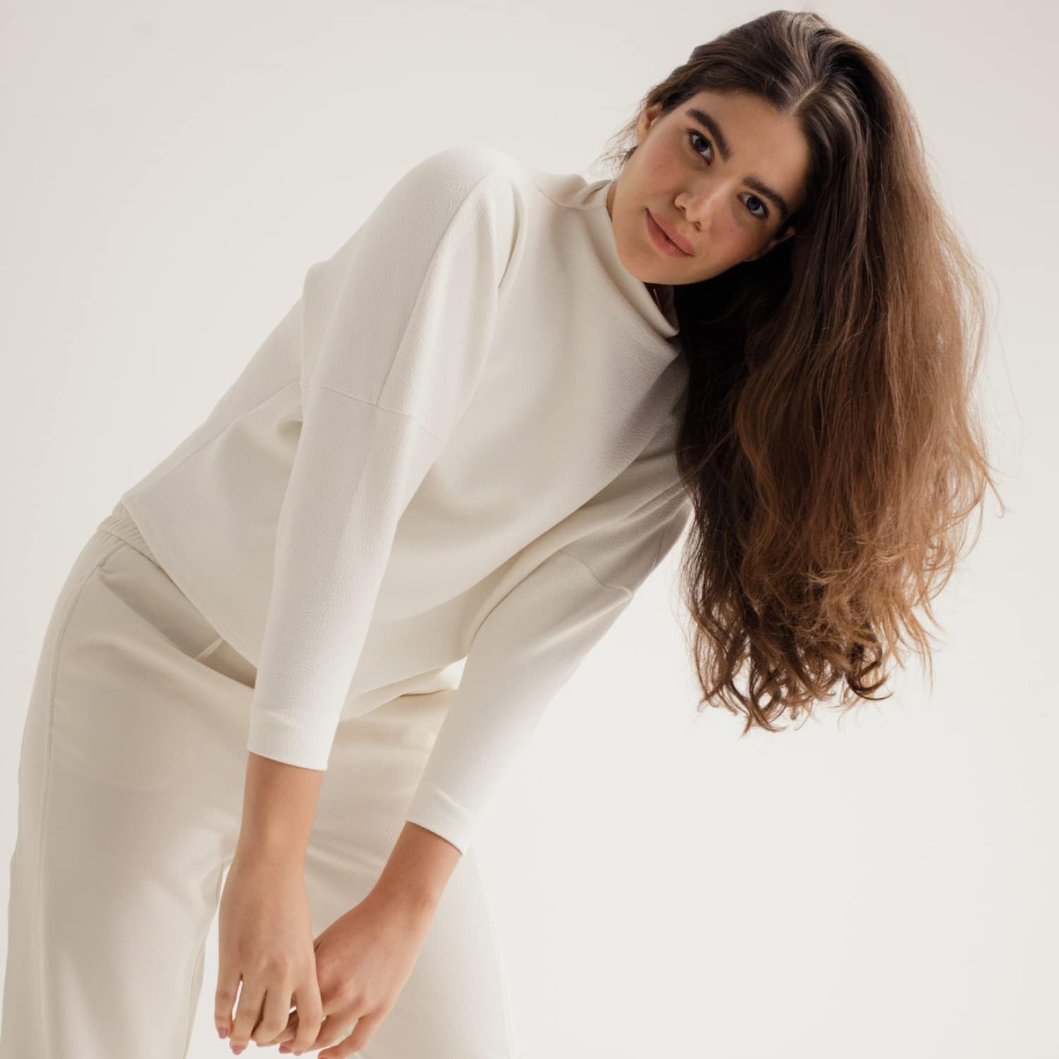 Evidencia como a blusa veste no uso real, além de mostrar a versatilidade no estilo.