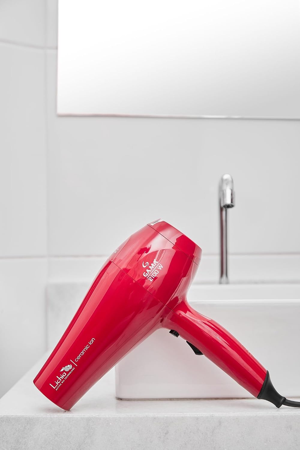 Reforça a utilidade no dia a dia, mostrando como o produto se encaixa no processo de secagem e modelagem.