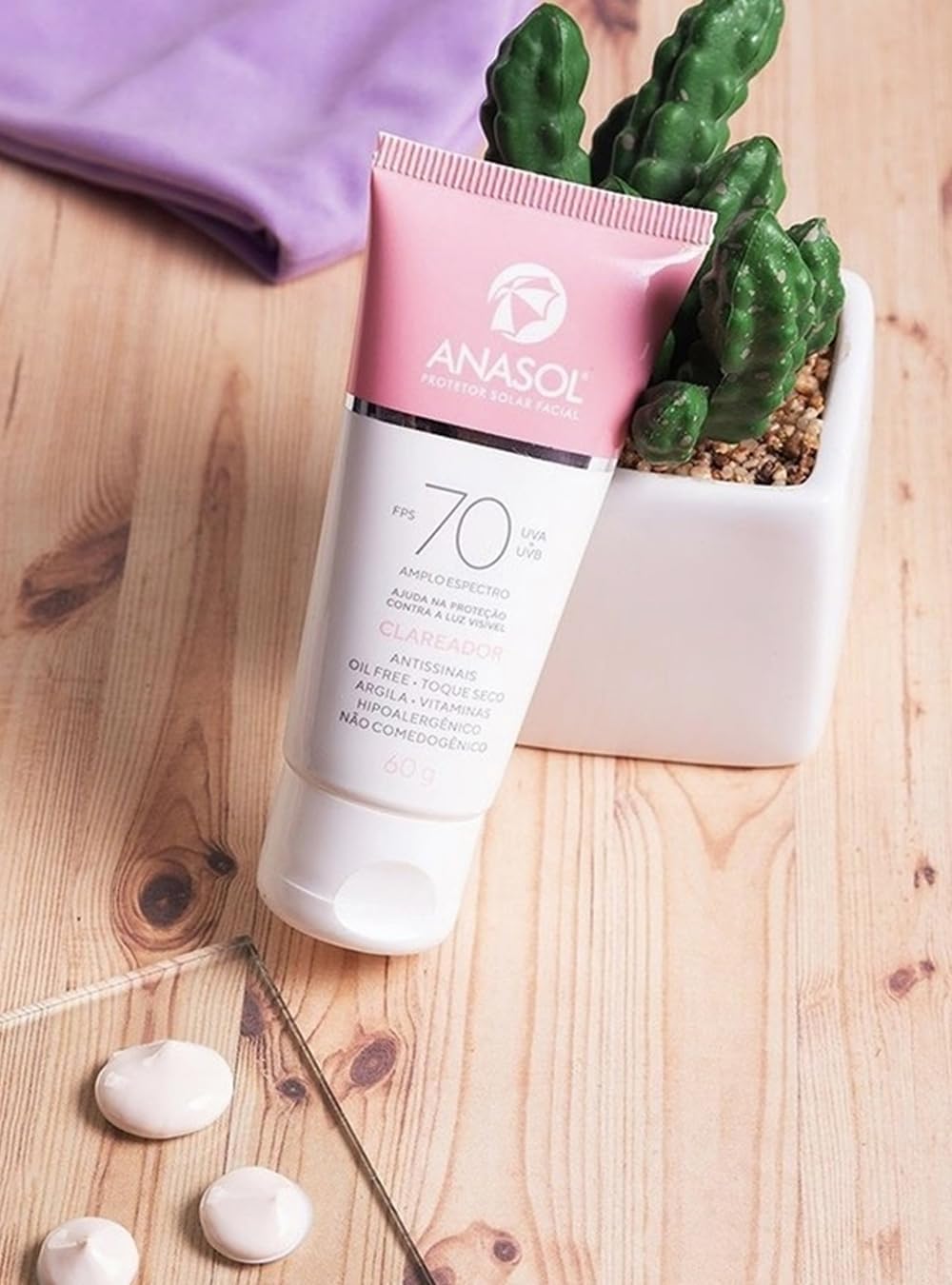 Reforça atributos-chave como FPS 70, clareador e uso facial.