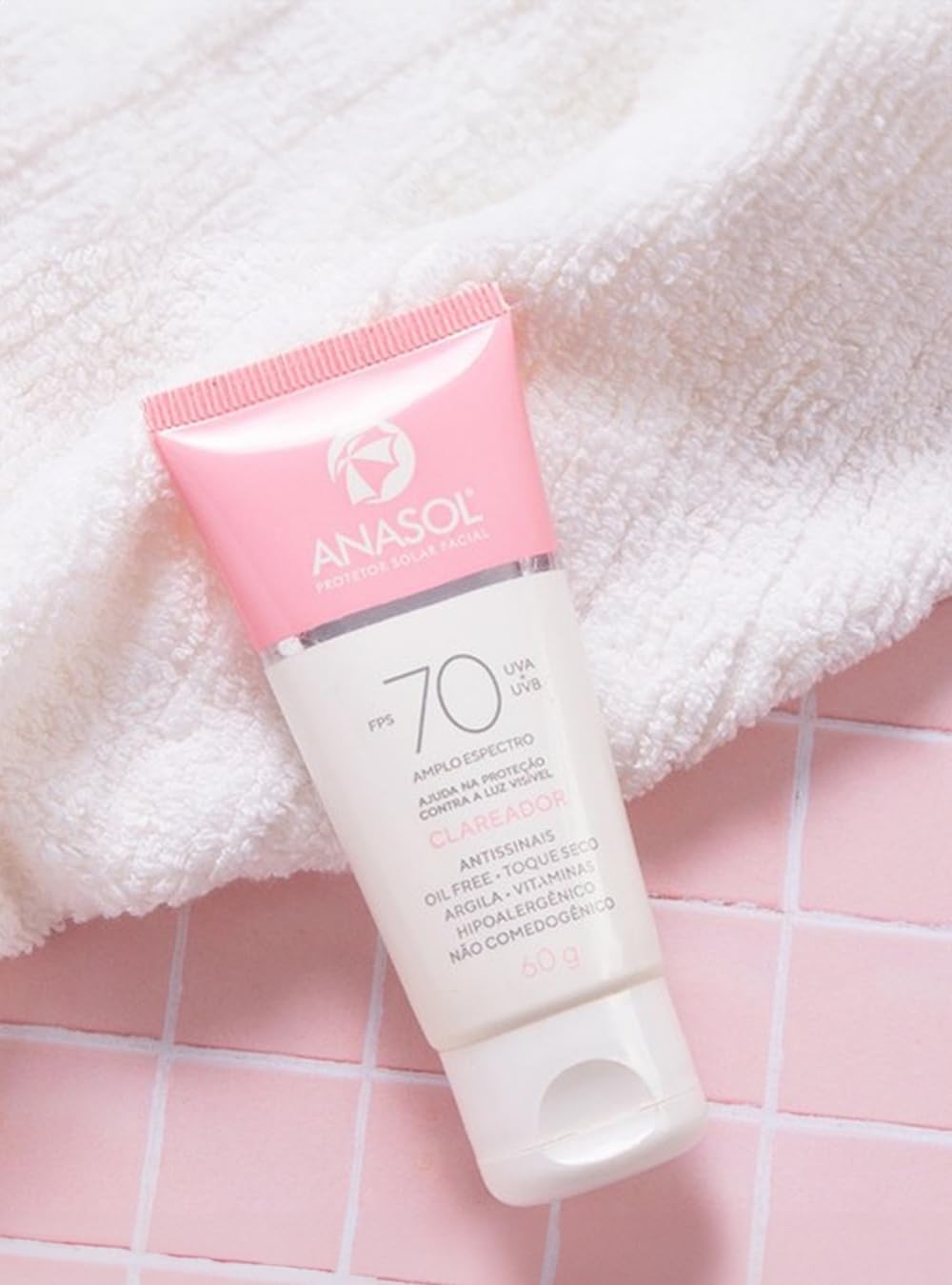 Ajuda a sustentar promessas como toque seco, oil free e acabamento matte.