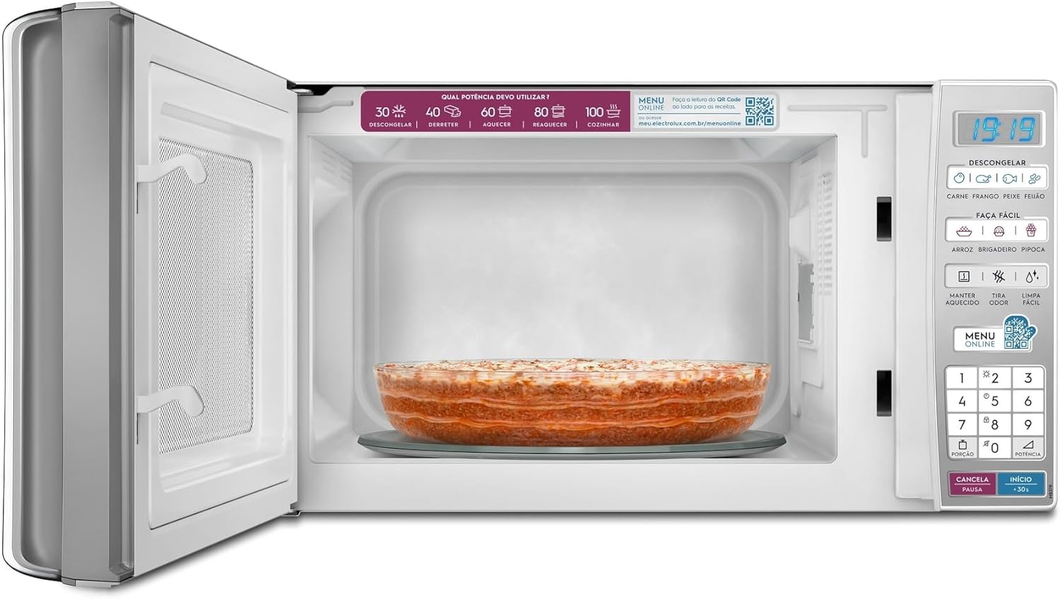 Mostra como o micro-ondas fica em uso real na cozinha e reforça a ideia de praticidade.
