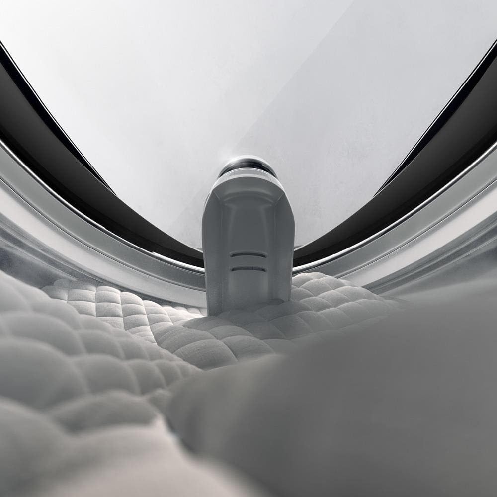 Mostra a lavadora em uso real, ajudando a visualizar escala e integração ao ambiente.